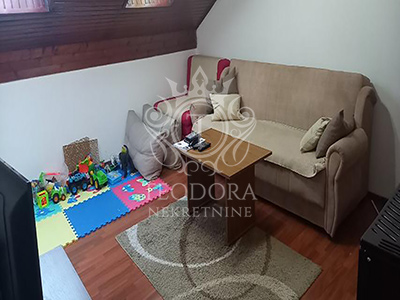 Trosoban stan, II zona, 78m2, potkrovlje. Sastoji se od predsoblja, kuhinje, trpezarije, dve sobe, kupatila i ostave.