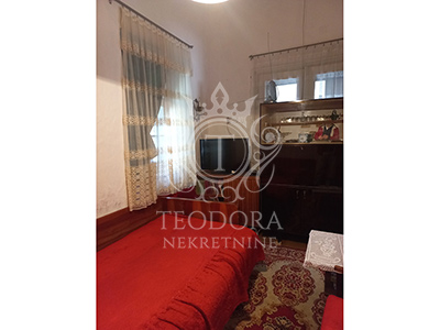 Dvosoban dvorišni stan, I zona, 53m2 na parceli zajedničke svojine od 665m2.