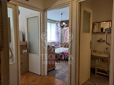 Trosoban stan, površine 60m2, boks u podrumu, centar grada, IV sprat, sa liftom.