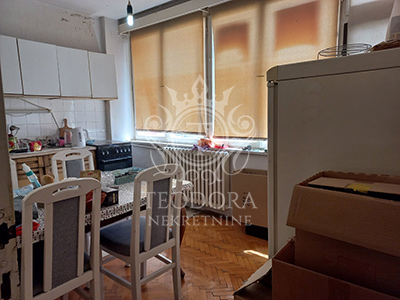 Trosoban stan, površine 60m2, boks u podrumu, centar grada, IV sprat, sa liftom.