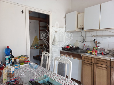Trosoban stan, površine 60m2, boks u podrumu, centar grada, IV sprat, sa liftom.