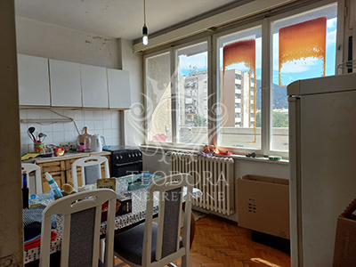 Trosoban stan, površine 60m2, boks u podrumu, centar grada, IV sprat, sa liftom.