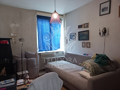 Trosoban stan, površine 60m2, boks u podrumu, centar grada, IV sprat, sa liftom.