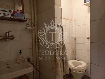 Trosoban stan, površine 60m2, boks u podrumu, centar grada, IV sprat, sa liftom.