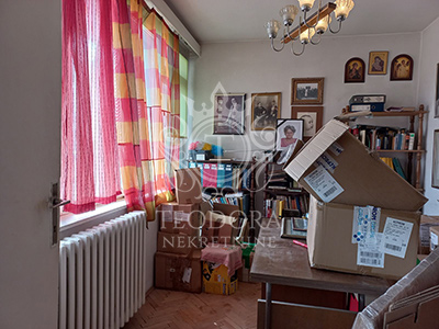 Trosoban stan, površine 60m2, boks u podrumu, centar grada, IV sprat, sa liftom.